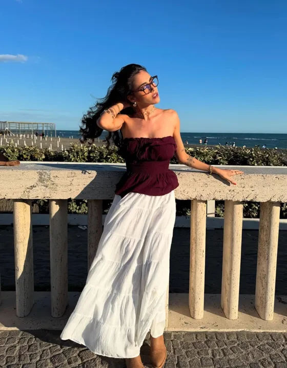 Топ-бандо из рельефной ткани с воланом