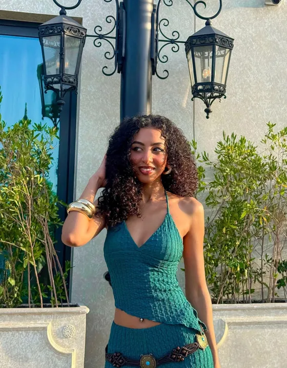 Топ в стиле рустик с асимметричными бретелями