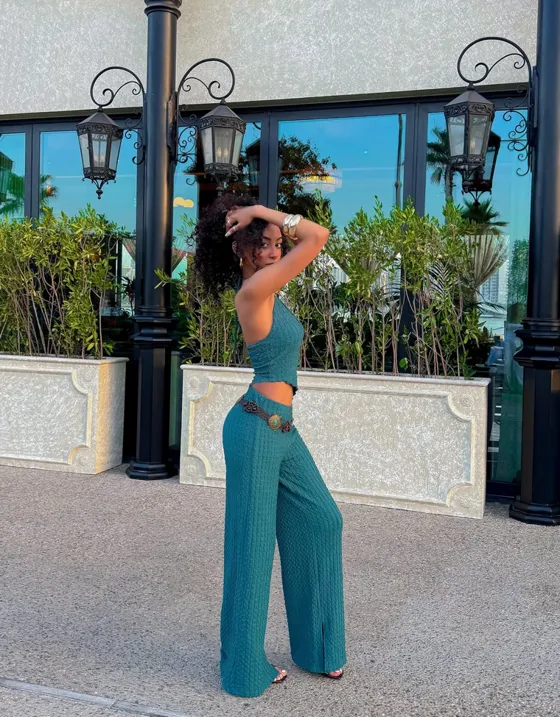 Топ в стиле рустик с асимметричными бретелями