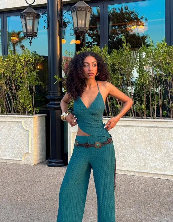 Топ в стиле рустик с асимметричными бретелями