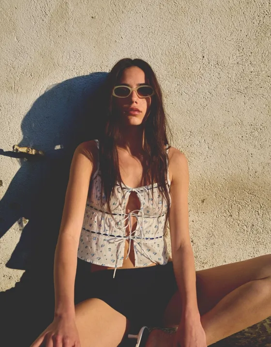 Топ с принтом, кружевом и завязками