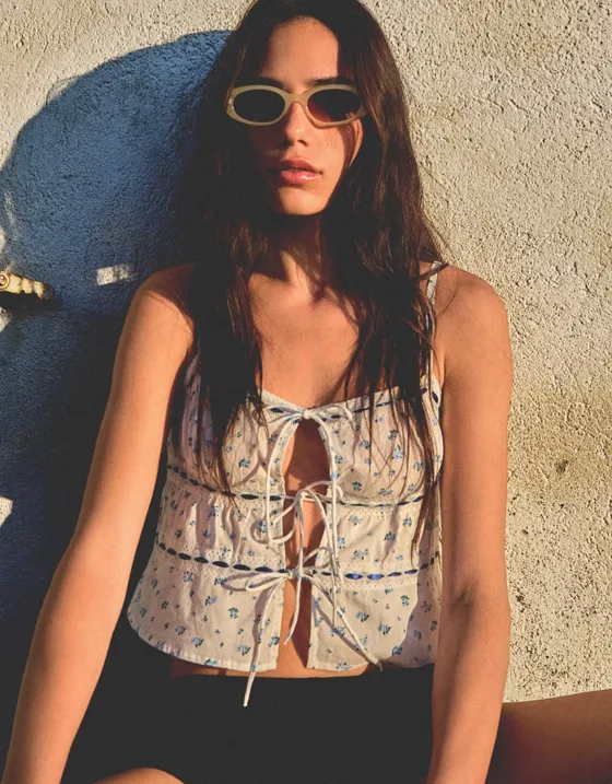 Топ с принтом, кружевом и завязками