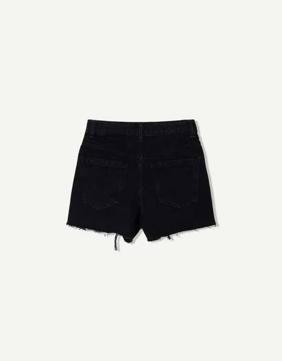 Джинсовые шорты с разрезами