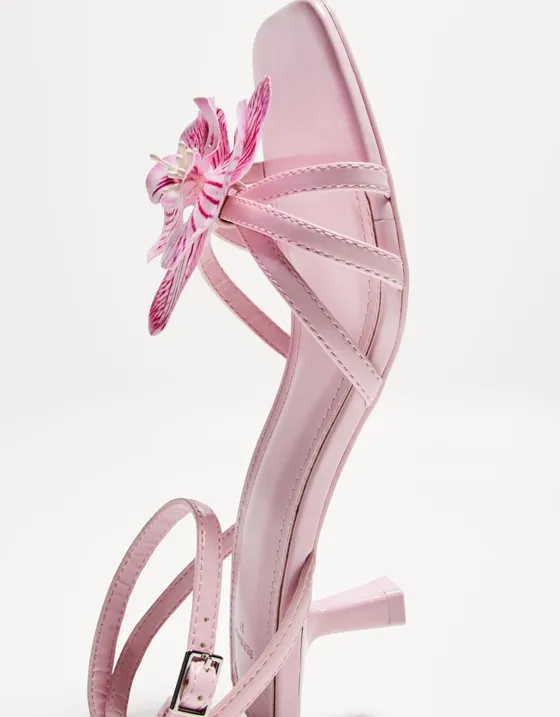 Босоножки на среднем тонком каблуке с цветком