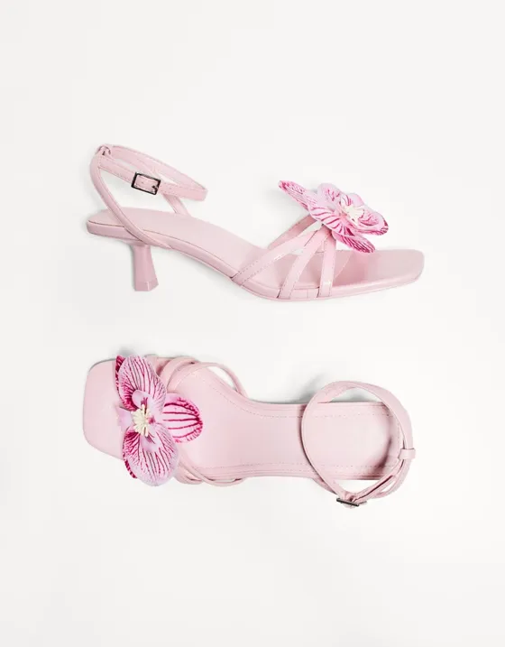 Босоножки на среднем тонком каблуке с цветком