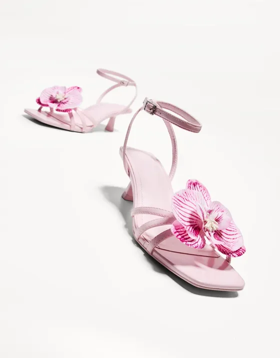 Босоножки на среднем тонком каблуке с цветком