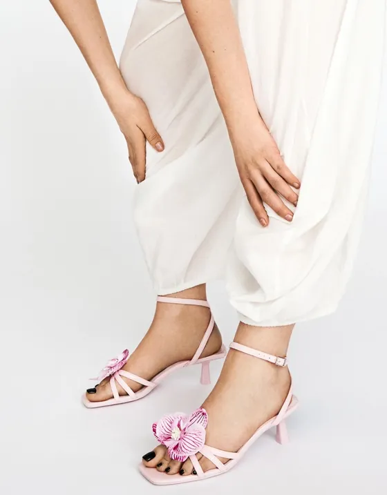 Босоножки на среднем тонком каблуке с цветком