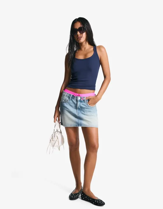 Джинсовая мини-юбка с декоративными заклепками