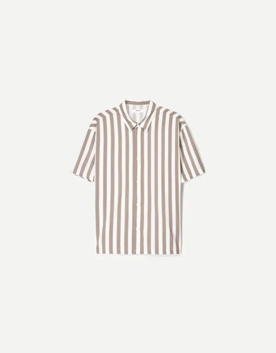 Рубашка свободного кроя с короткими рукавами