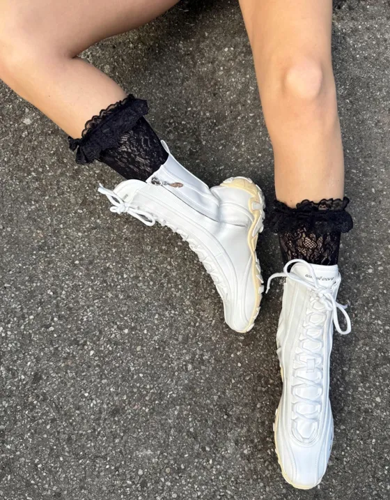 Белая футболка с коротким рукавом