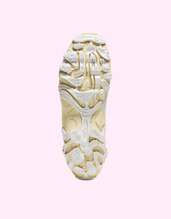 Белая футболка с коротким рукавом