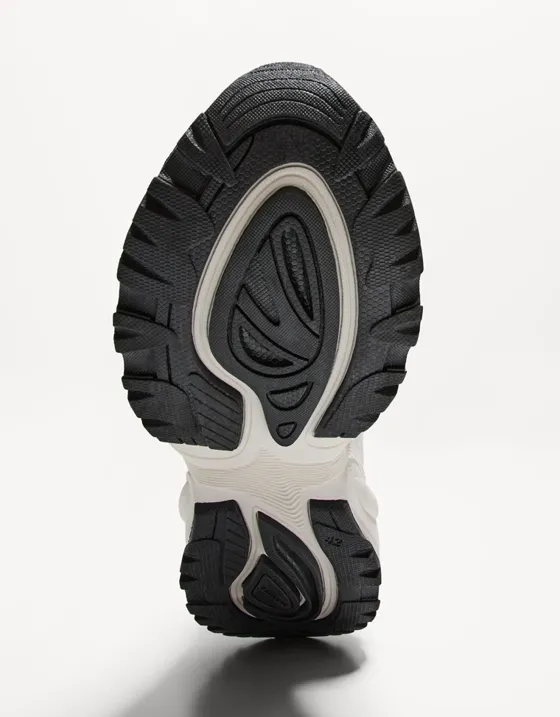 Кроссовки из разных материалов