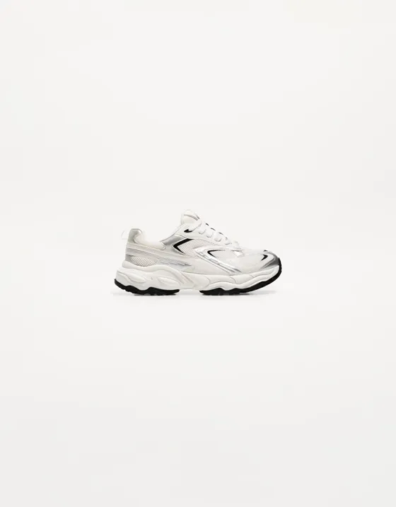 Кроссовки из разных материалов