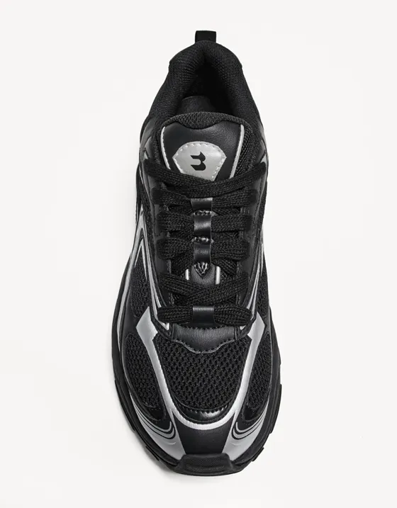 Кроссовки из разных материалов