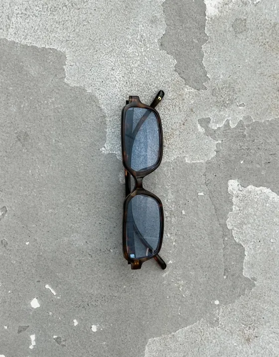 Солнцезащитные очки в прямоугольной оправе с черепаховым узором