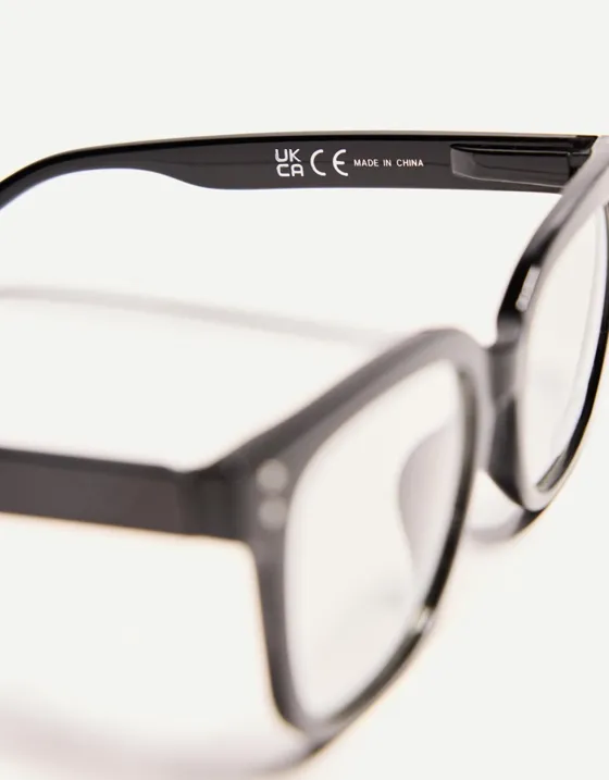 Очки в пластмассовой оправе