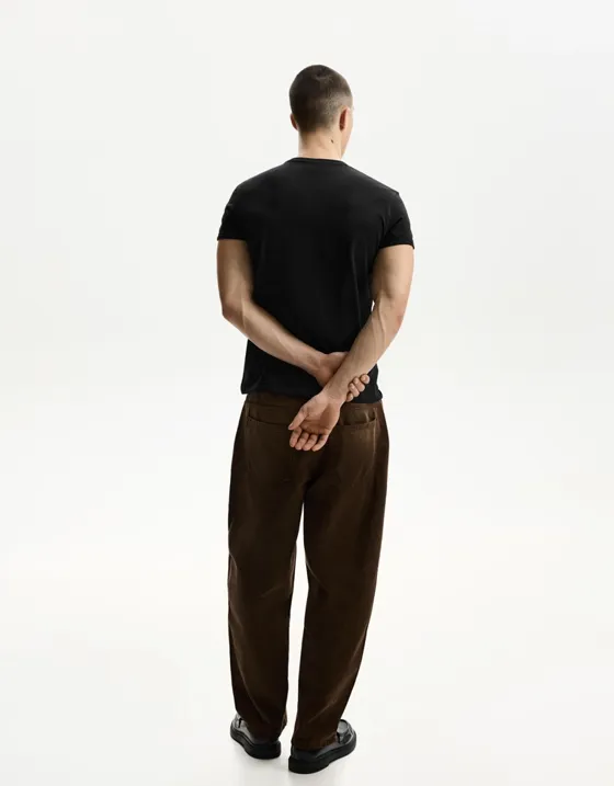 Футболка с отворотами на рукавах и вышивкой