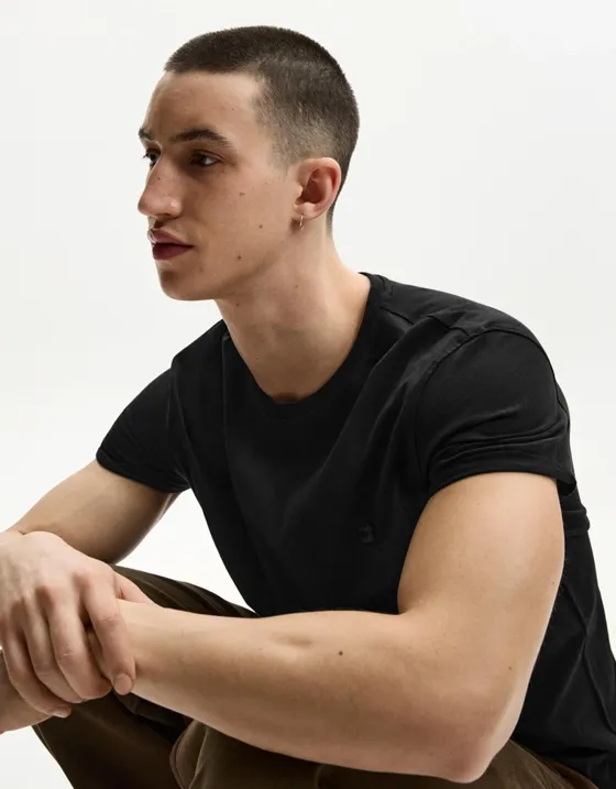 Футболка с отворотами на рукавах и вышивкой