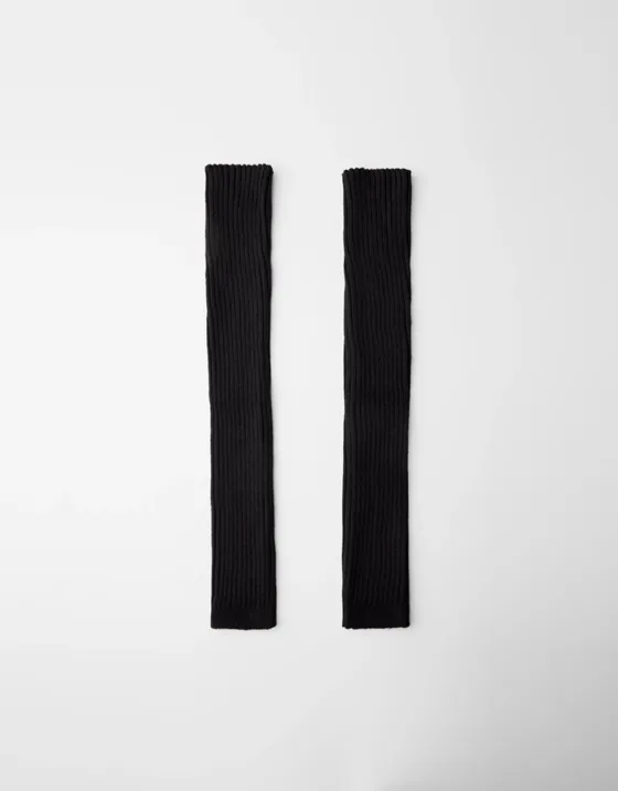 Черный пуховик с капюшоном