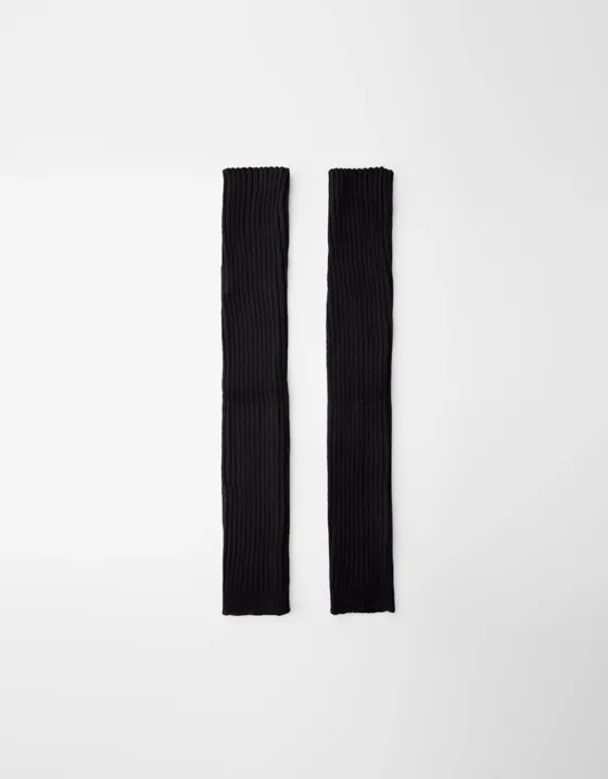 Черный пуховик с капюшоном