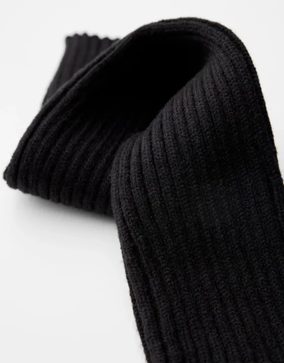 Черный пуховик с капюшоном