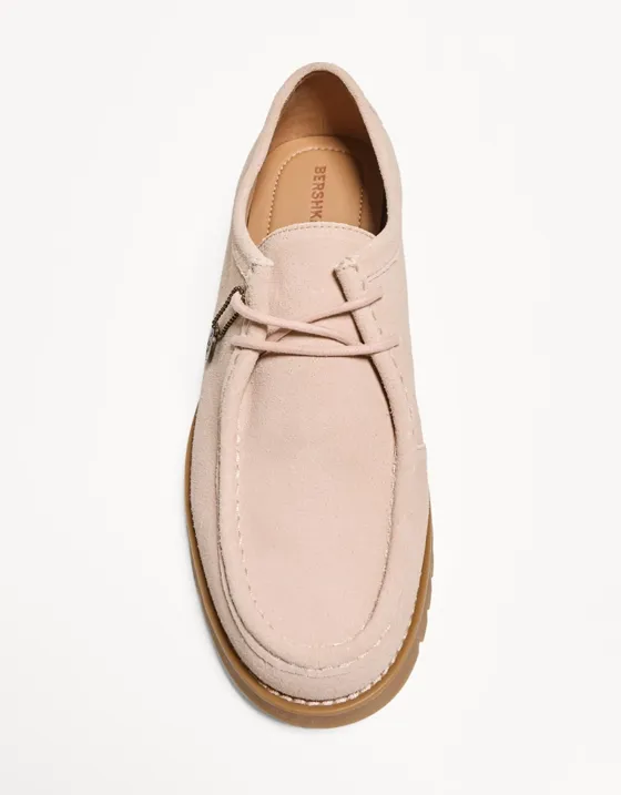 Замшевые палубные туфли с брелоком