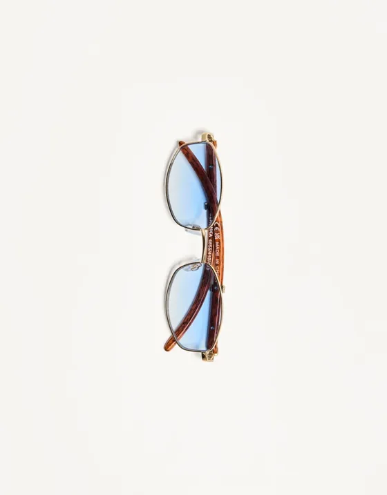 Солнцезащитные очки в металлической оправе