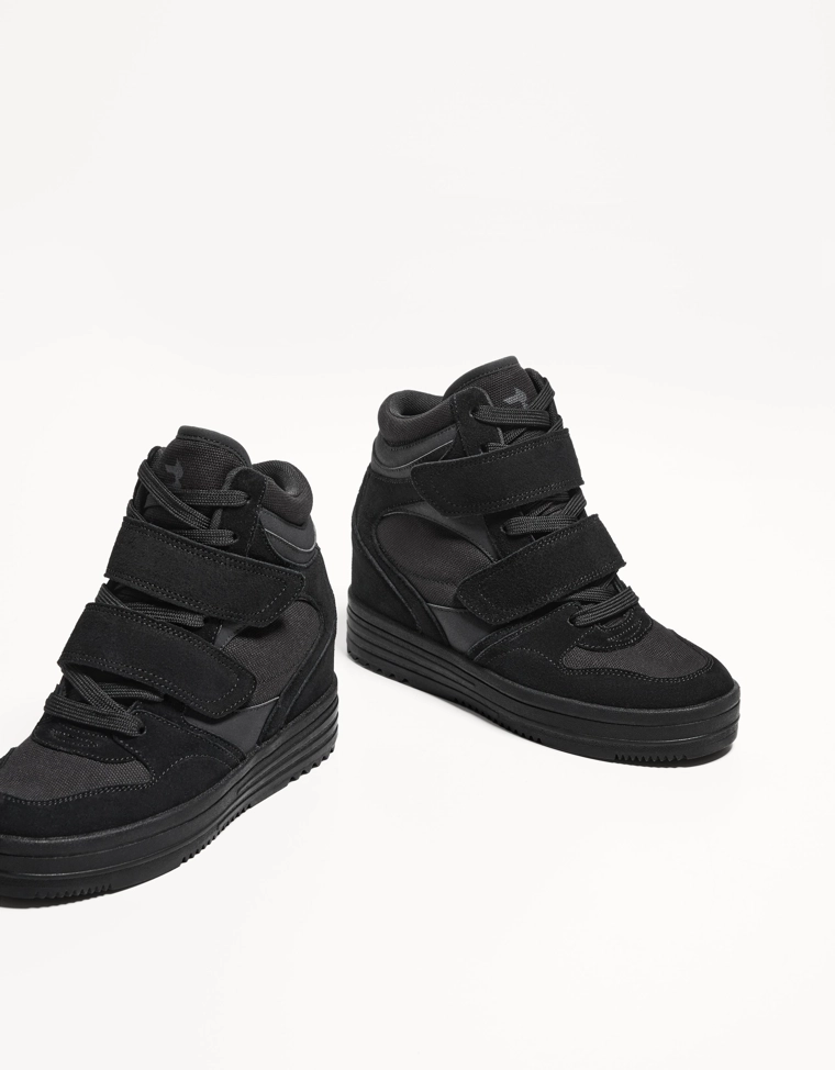 Высокие кроссовки на танкетке