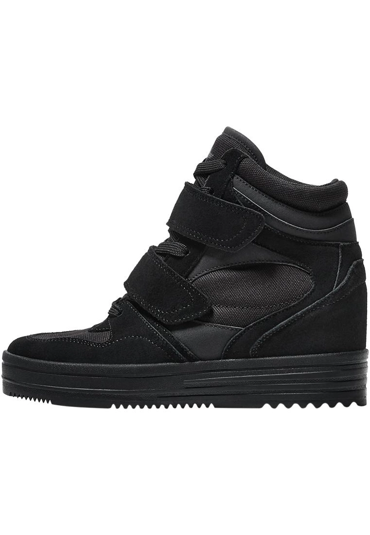 Высокие кроссовки на танкетке