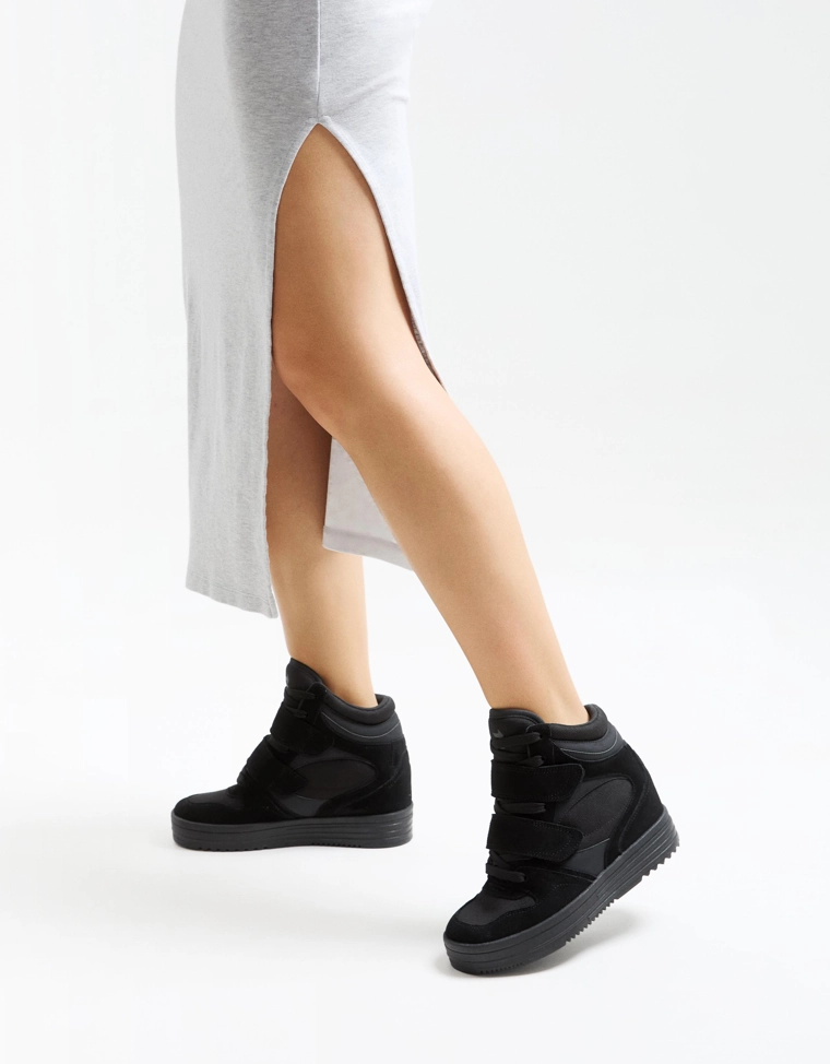 Высокие кроссовки на танкетке