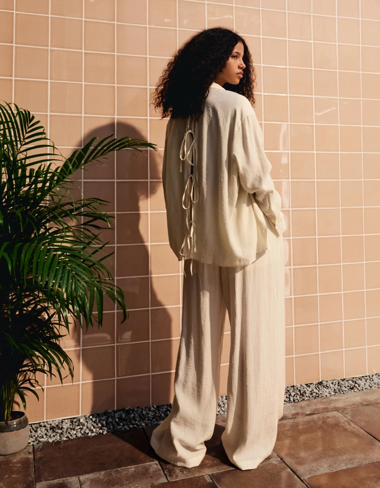 Брюки из струящейся рельефной ткани с широкими штанинами и шнурком