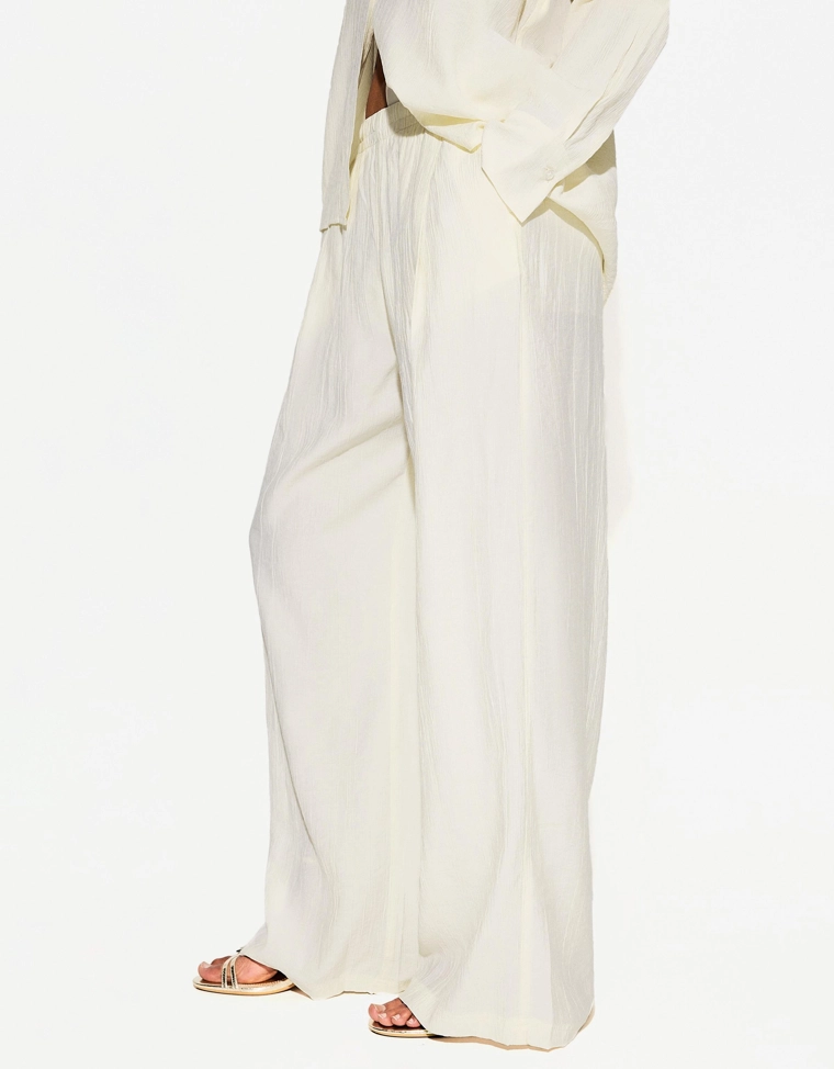 Брюки из струящейся рельефной ткани с широкими штанинами и шнурком