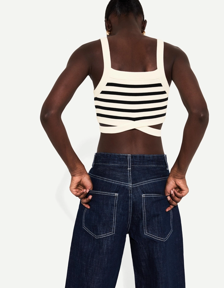 Топ с вырезами и контрастными бретелями