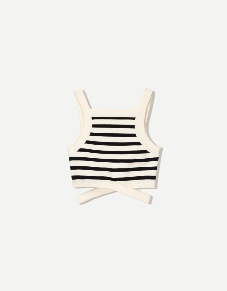 Топ с вырезами и контрастными бретелями