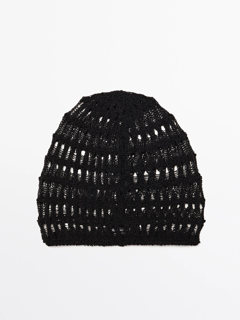 Шапка с крючком и открытым узором