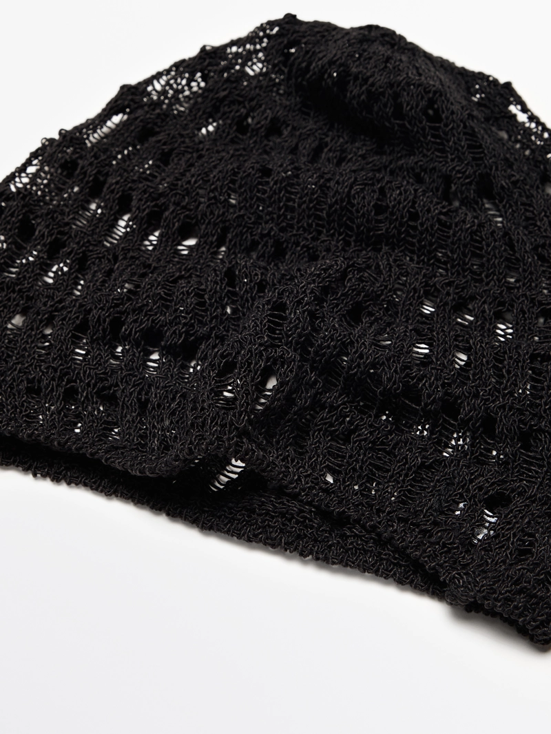 Шапка с крючком и открытым узором