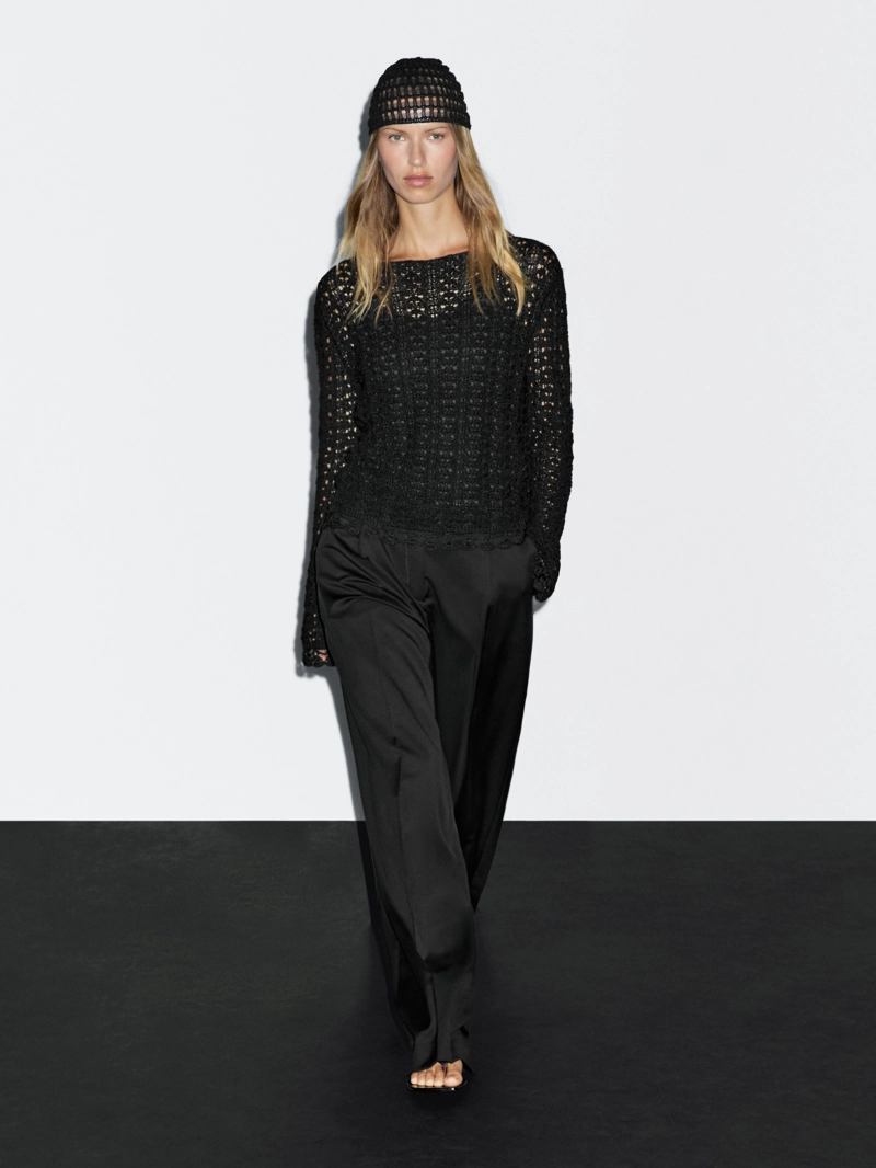 Шапка с крючком и открытым узором