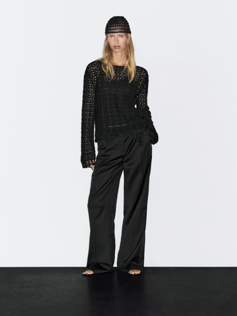 Шапка с крючком и открытым узором