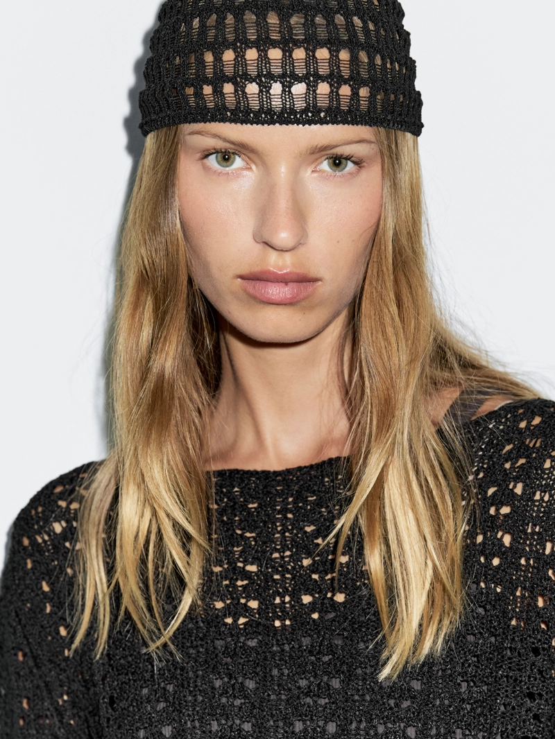 Шапка с крючком и открытым узором