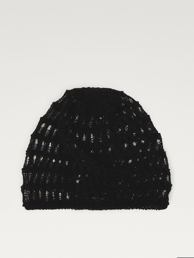 Шапка с крючком и открытым узором