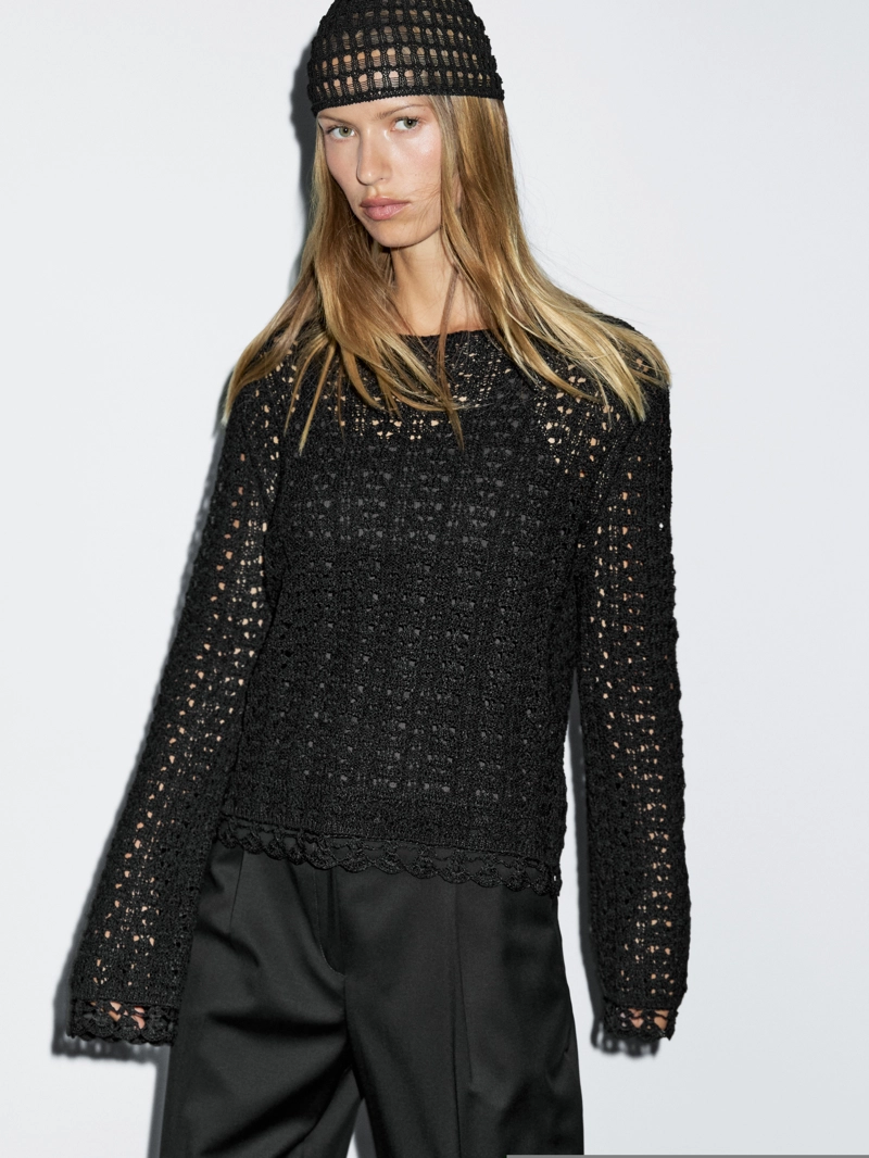 Шапка с крючком и открытым узором