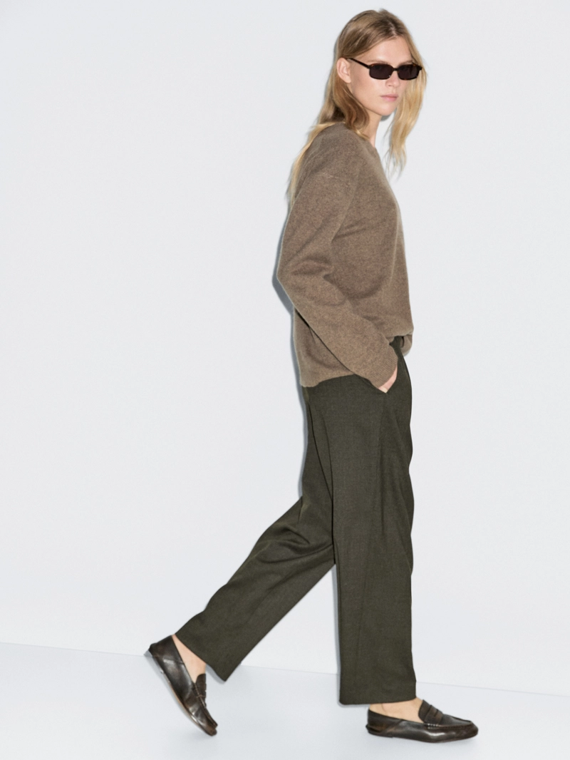 Широкие брюки с ластиком и защипами