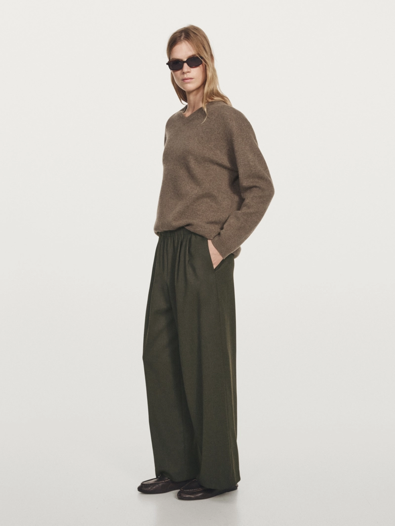 Широкие брюки с ластиком и защипами