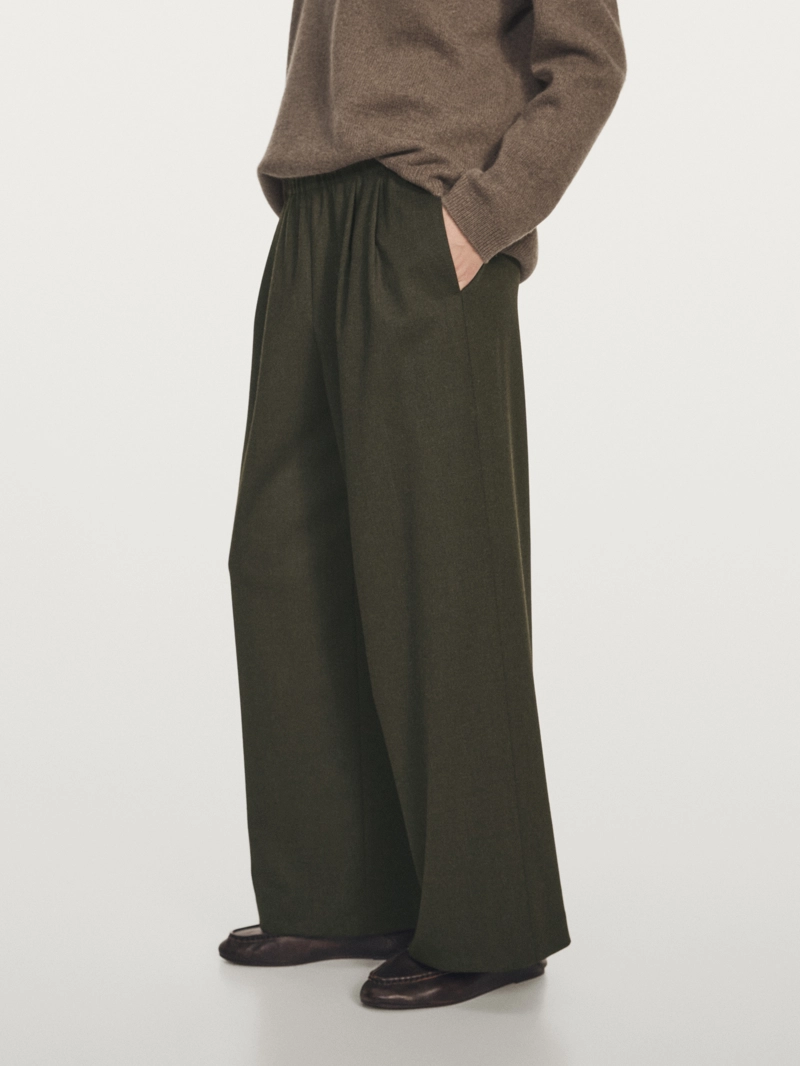 Широкие брюки с ластиком и защипами