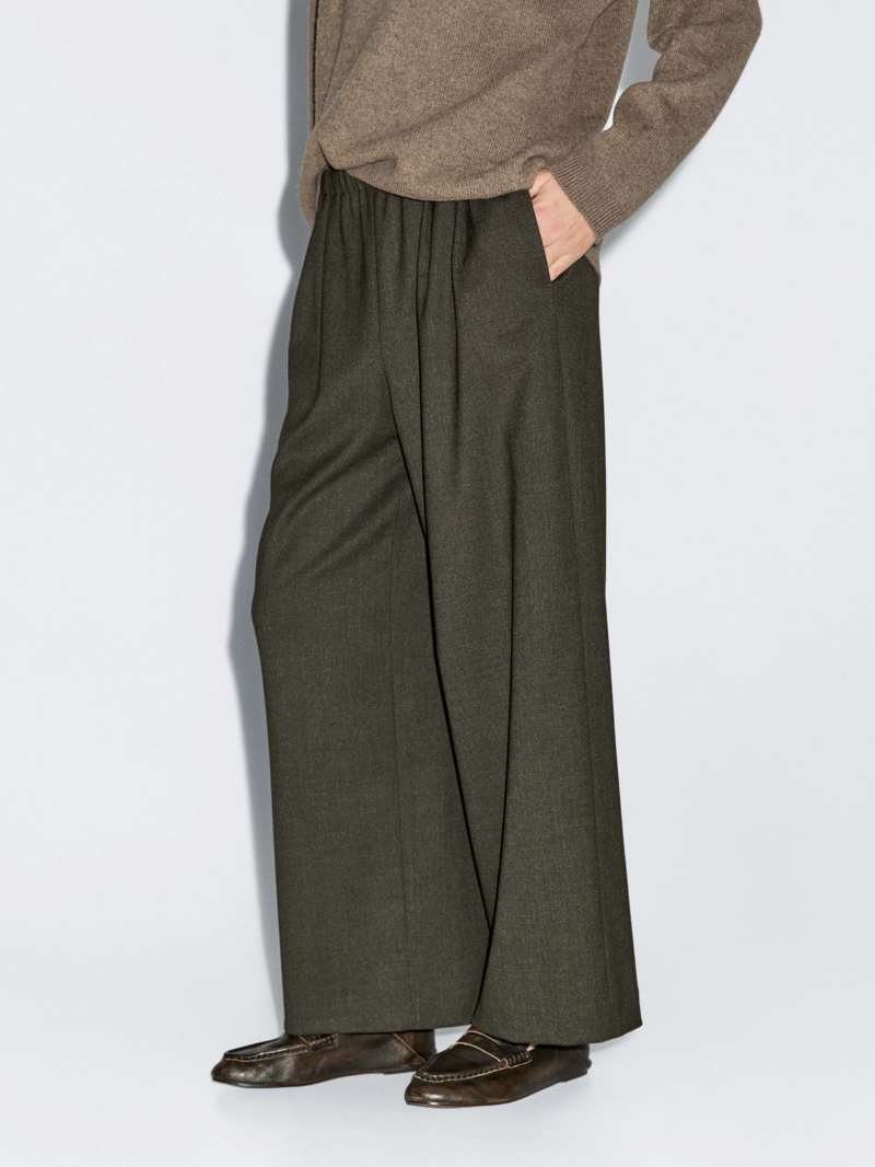 Широкие брюки с ластиком и защипами