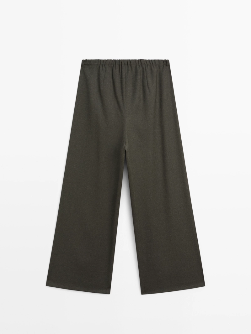 Широкие брюки с ластиком и защипами