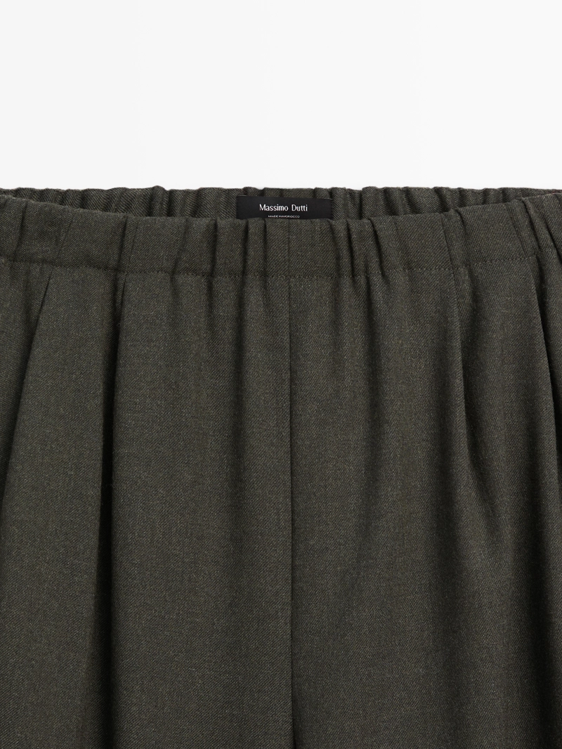 Широкие брюки с ластиком и защипами