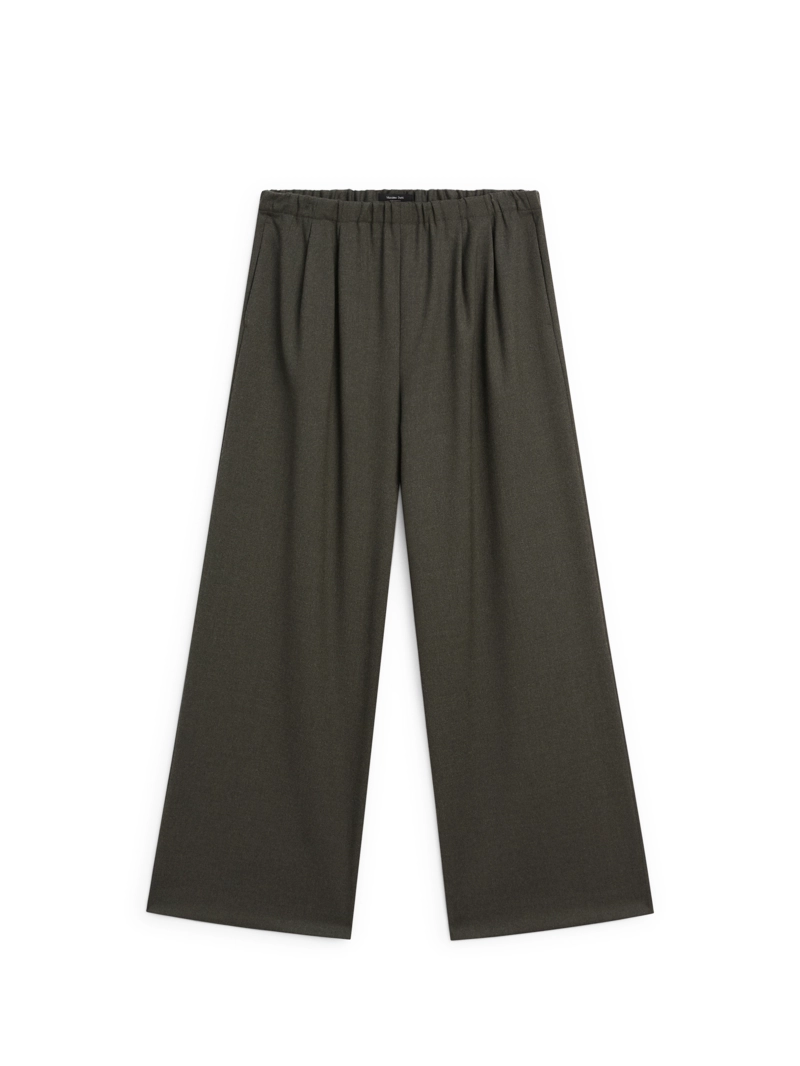 Широкие брюки с ластиком и защипами