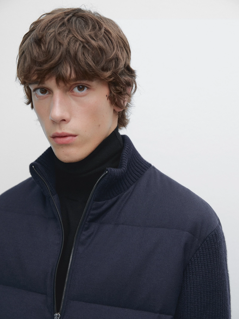 Пуховик с вязаными рукавами и воротником