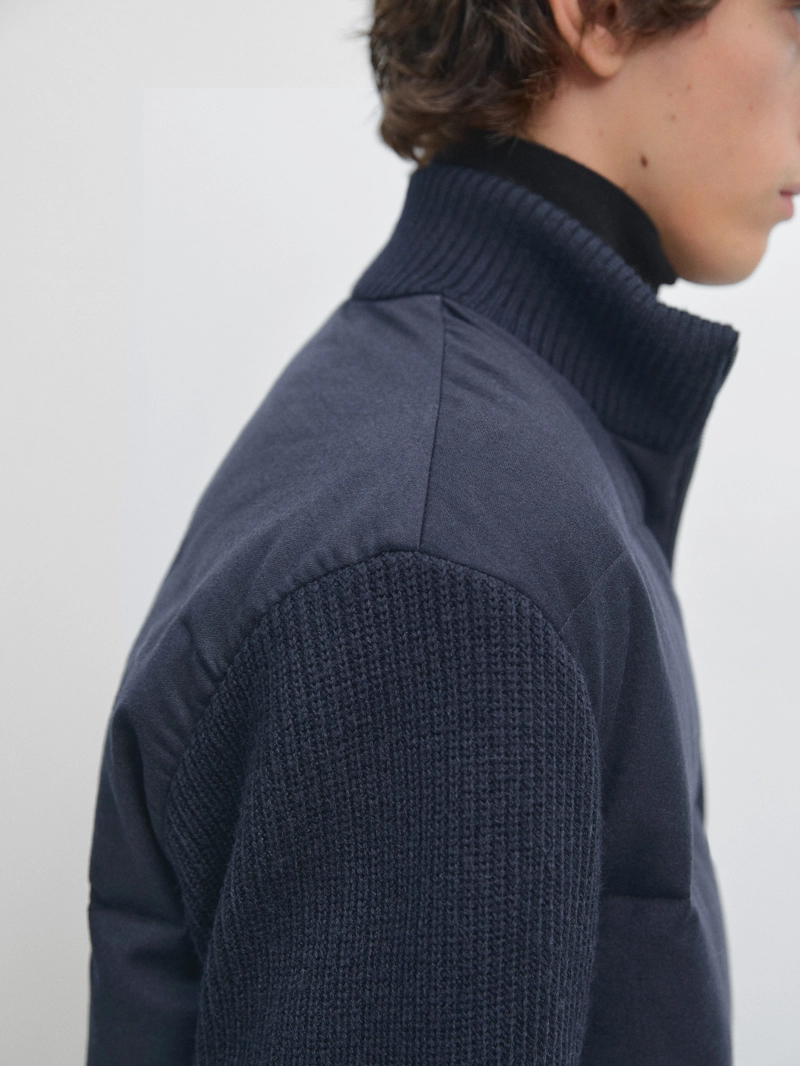 Пуховик с вязаными рукавами и воротником